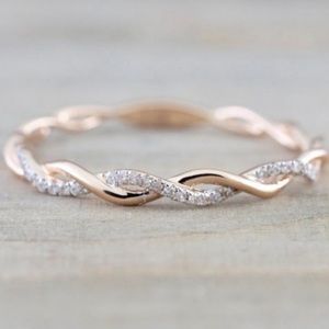 TWISTED 18K ROSE GOLD DIAMOND RING